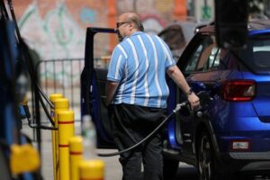 Oil prices climb on geopolitical tensions, positive economic data