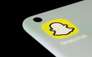 Snap slumps as ad sales lag larger rivals