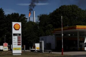 Shell smashes forecasts with $7.7 billion quarterly profit