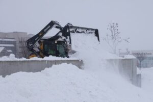 Blizzard strikes US Midwest, cancelling flights and disrupting presidential campaign